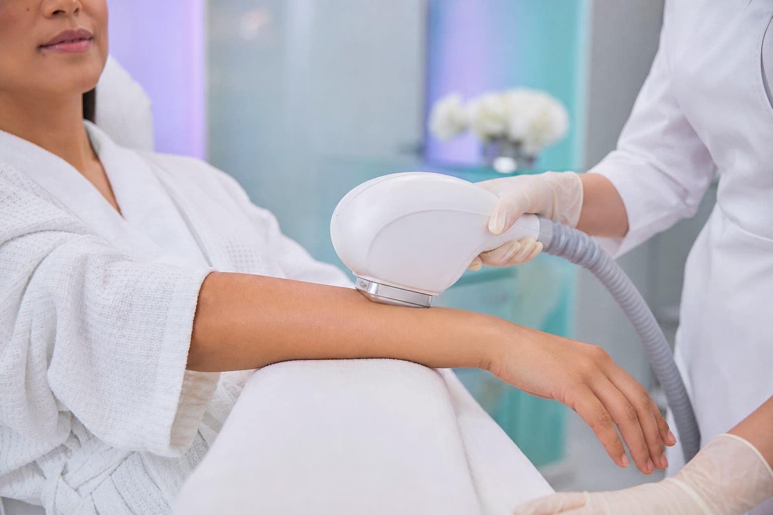 Aplikator kontur badan meluncur di lengan bawah dalam persekitaran klinik